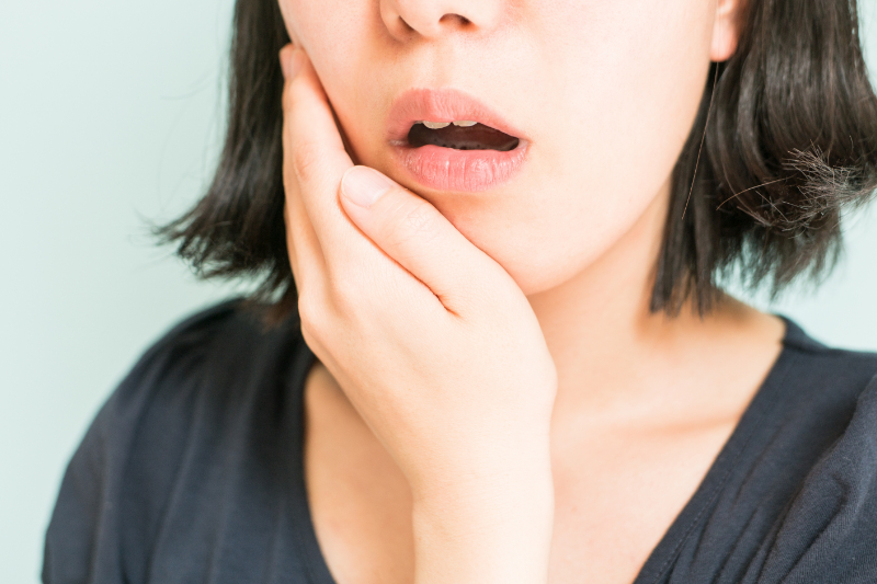 歯に違和感を感じる女性